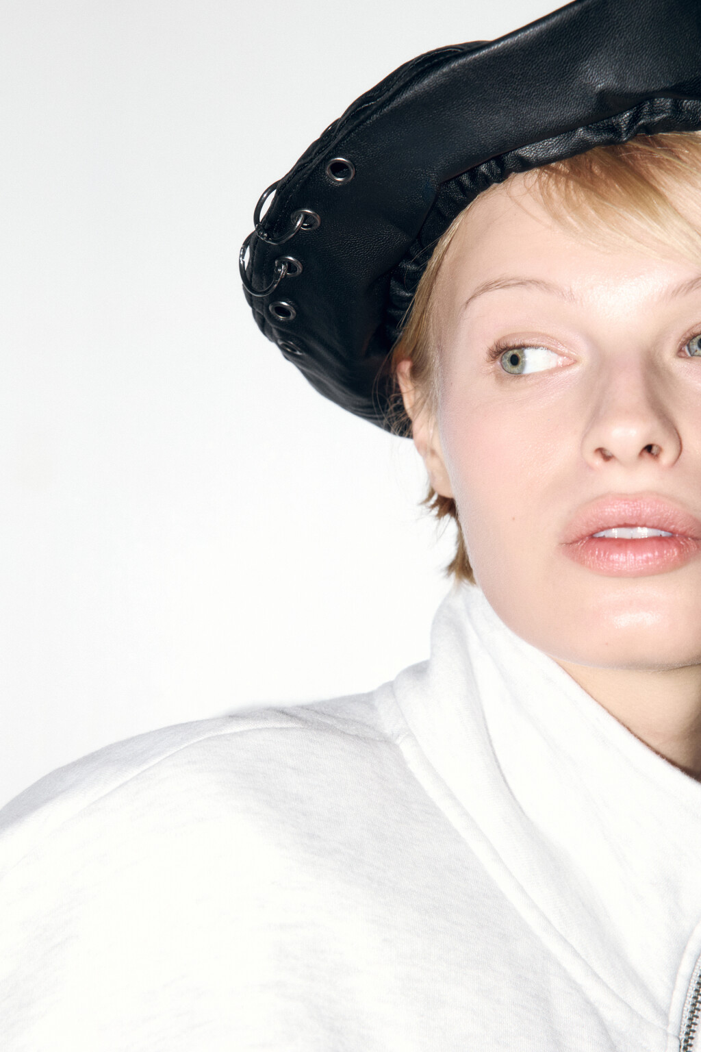 Берет круглый с металлическим пирсингом - цвет черный - 4