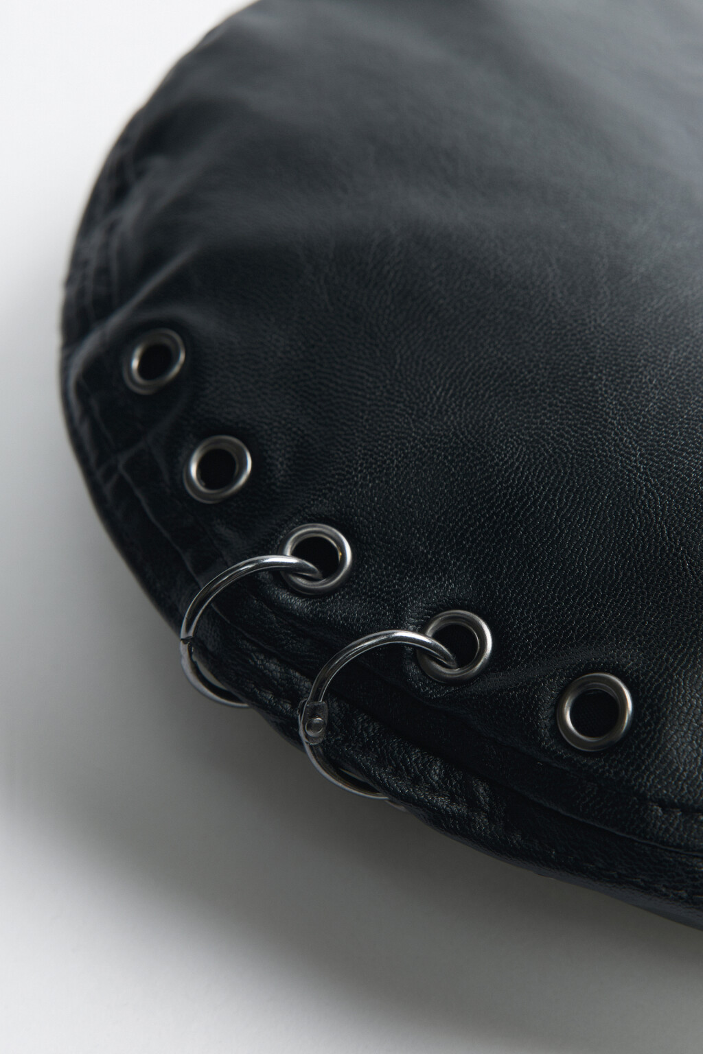 Берет круглый с металлическим пирсингом - цвет черный - 2