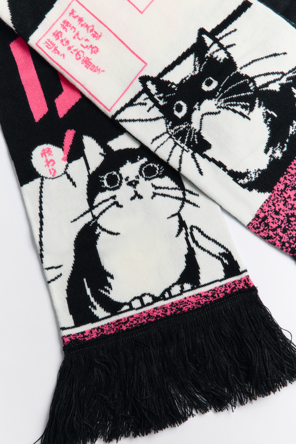 Шарф тонкой вязки с бахромой и принтом - цвет черный - 2