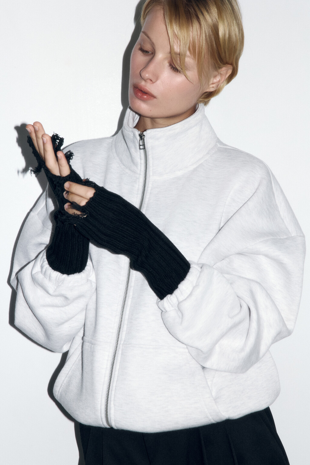 Митенки вязаные рваные в рубчик - цвет черный - 4