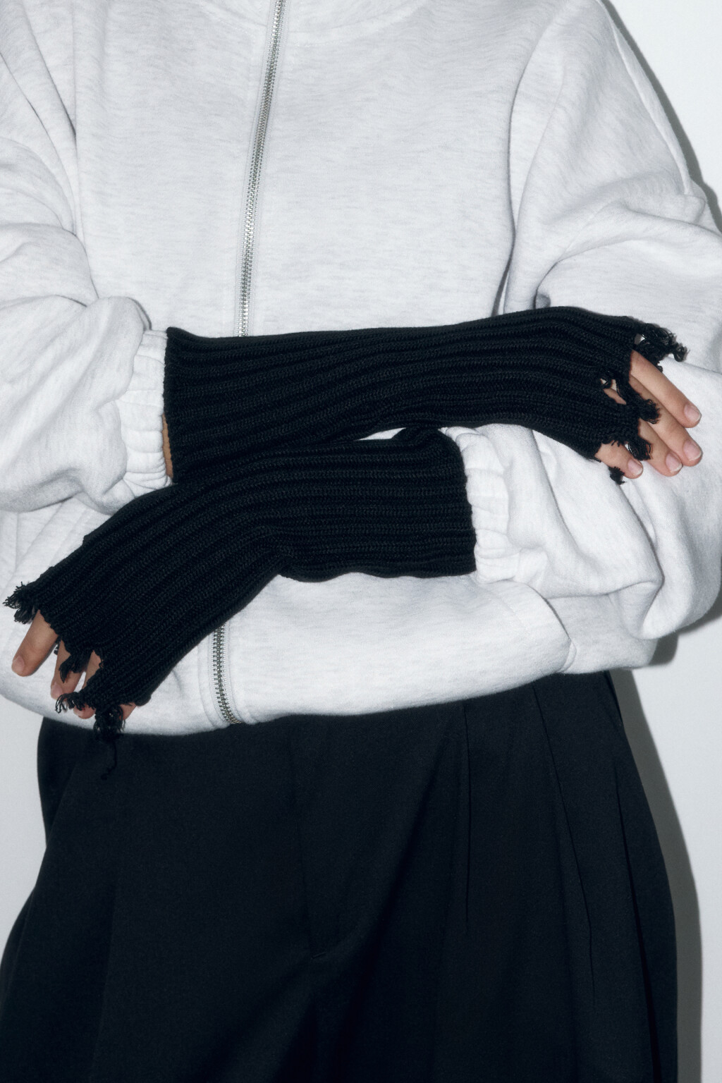 Митенки вязаные рваные в рубчик - цвет черный - 5