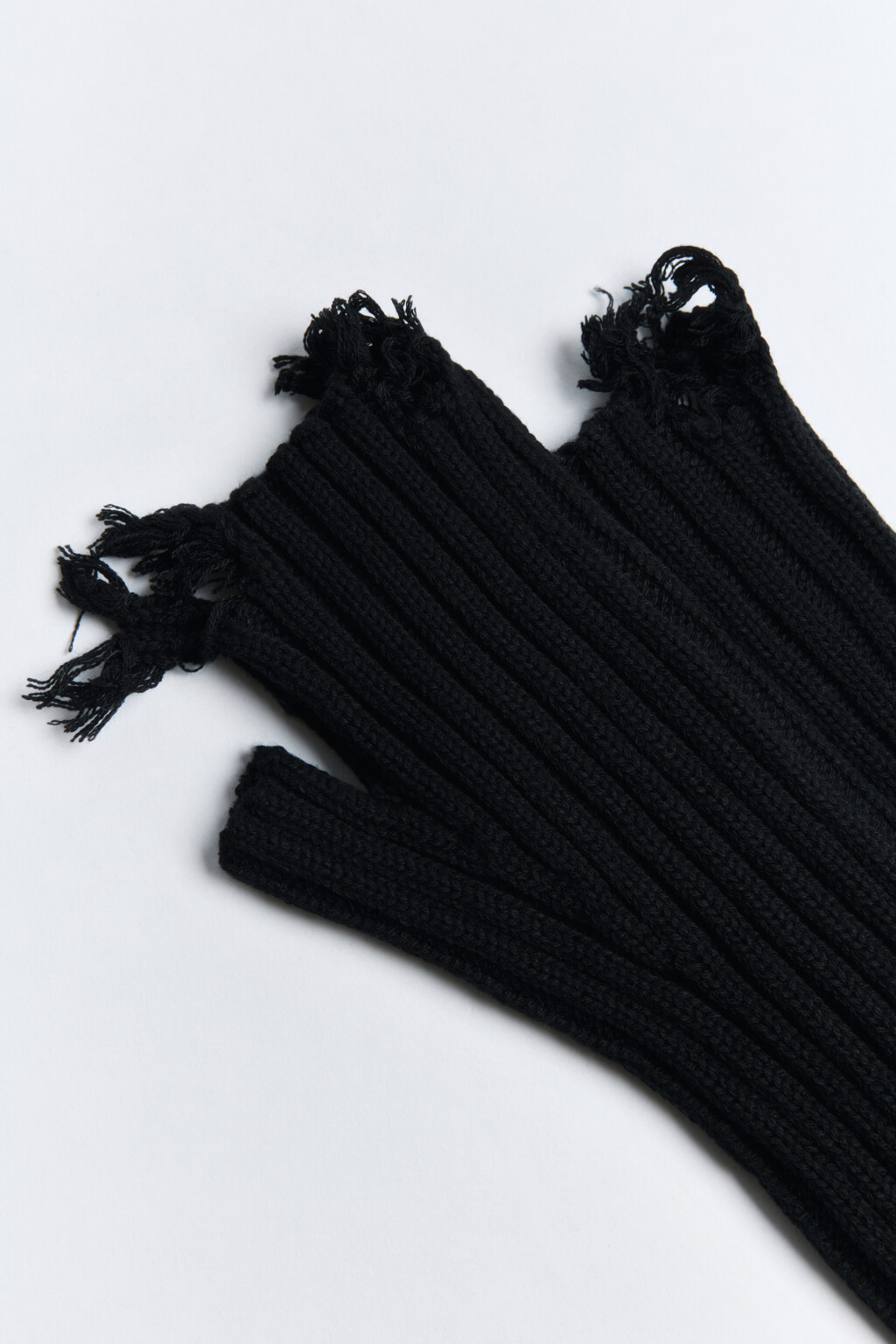 Митенки вязаные рваные в рубчик - цвет черный - 2