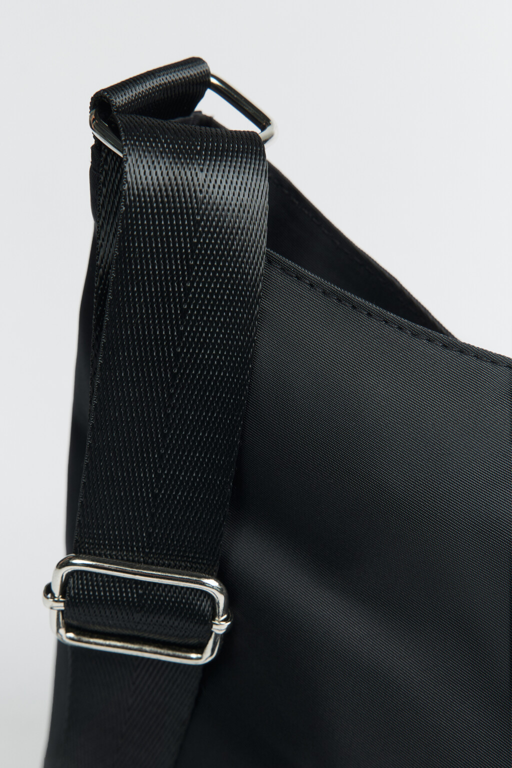 Сумка текстильная с ремнем через плечо - цвет черный - 4