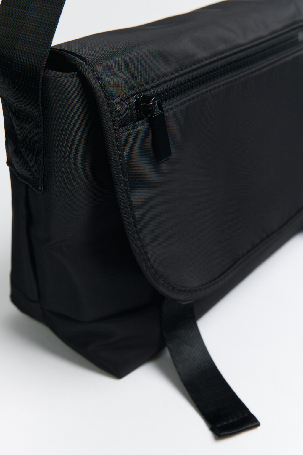 Сумка-планшет текстильная с ремнем через плечо - цвет черный - 4