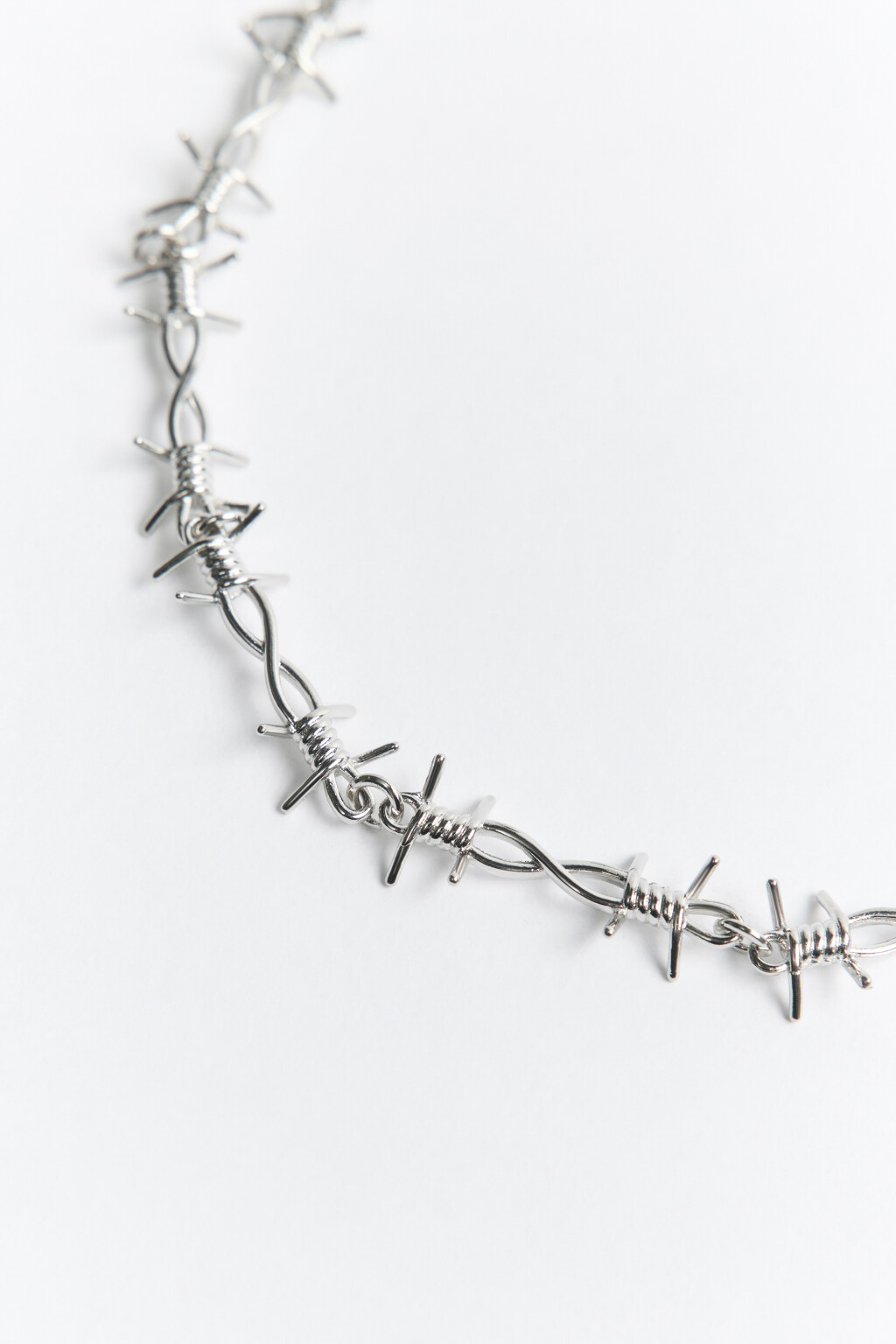 Цепочка серебристая в виде колючей проволоки - цвет серый - 2