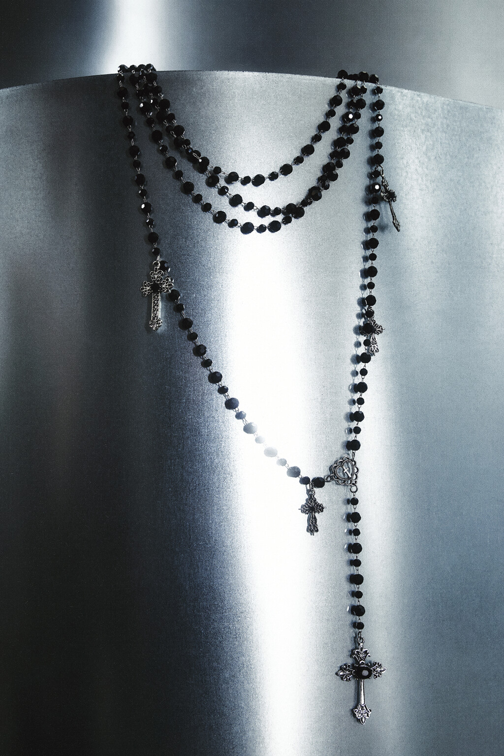 Цепочка многослойная с бусинками и крестами - цвет черный - 4