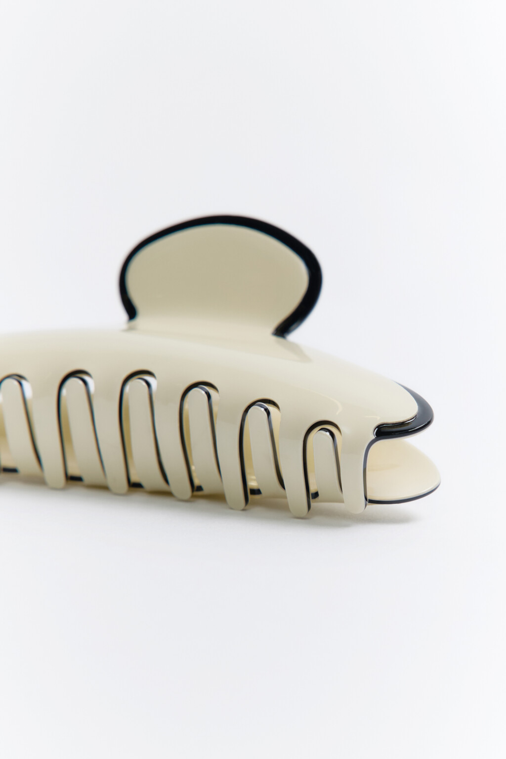 Заколка-краб с контрастной окантовкой - цвет белый - 2