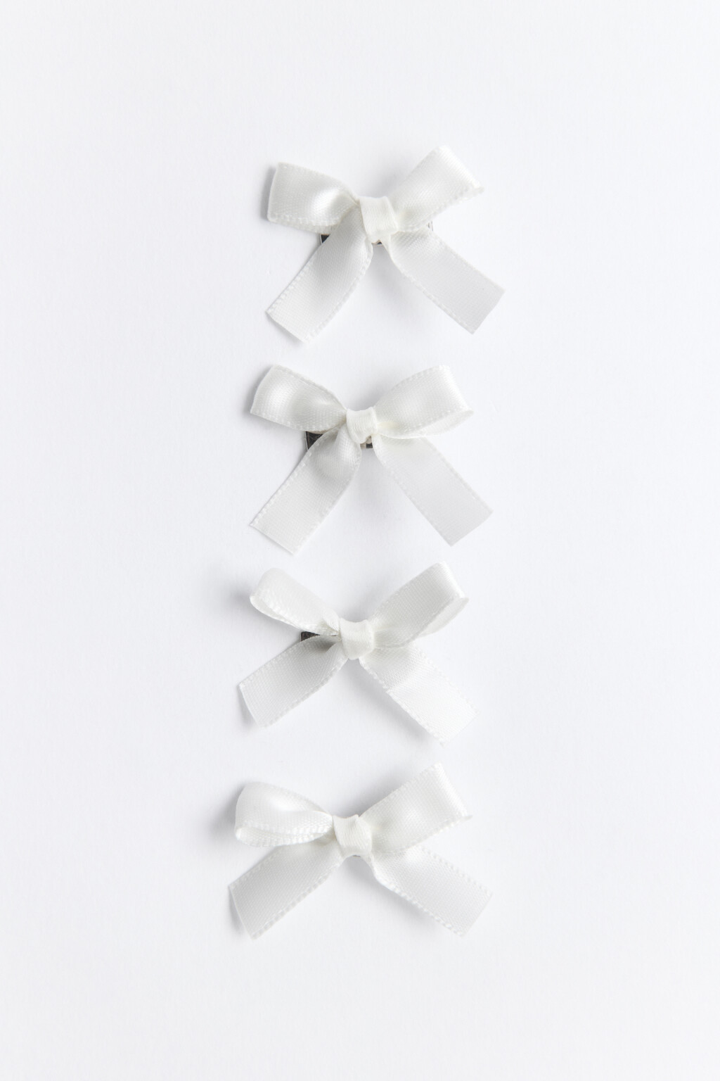 Набор заколок-крокодильчиков с бантиками (4 штуки) - цвет белый - 1