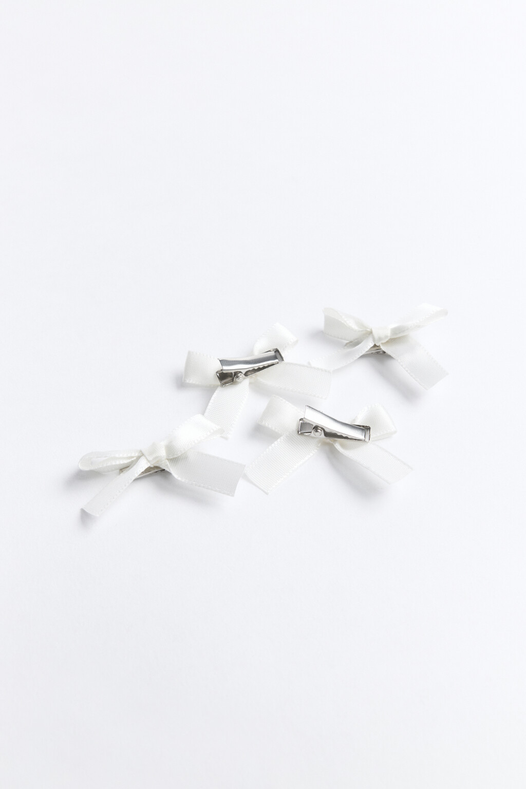 Набор заколок-крокодильчиков с бантиками (4 штуки) - цвет белый - 2