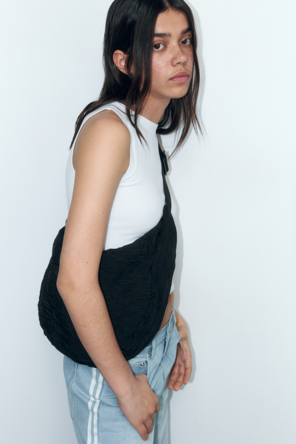 Сумка-кроссбоди из плиссированной ткани - цвет черный - 2