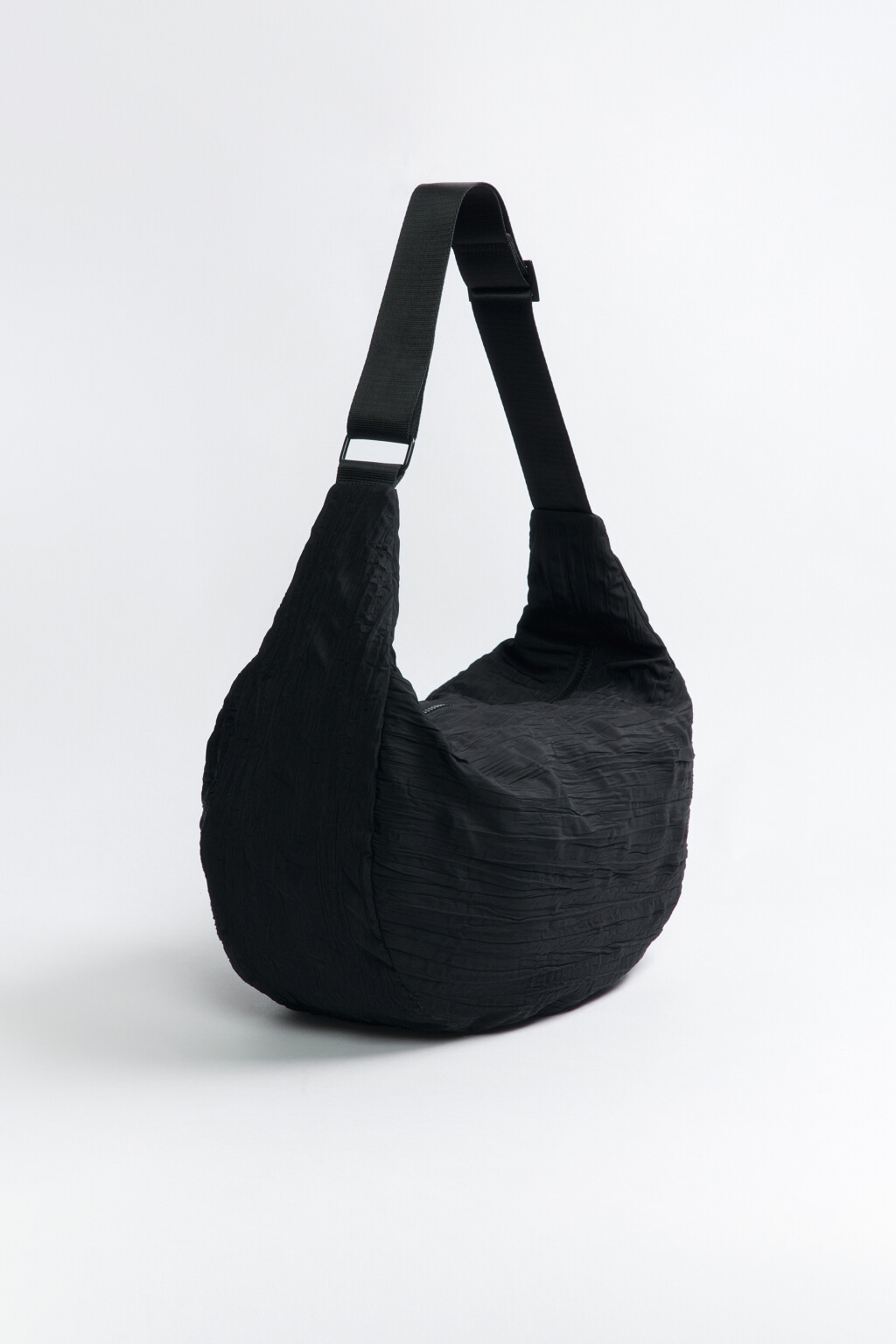 Сумка-кроссбоди из плиссированной ткани - цвет черный - 4