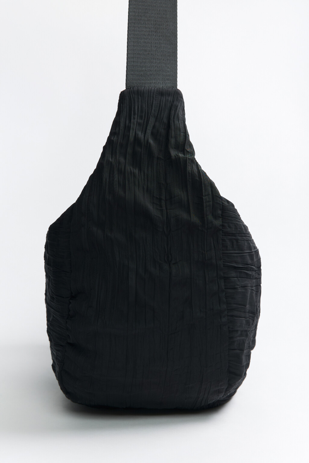 Сумка-кроссбоди из плиссированной ткани - цвет черный - 5