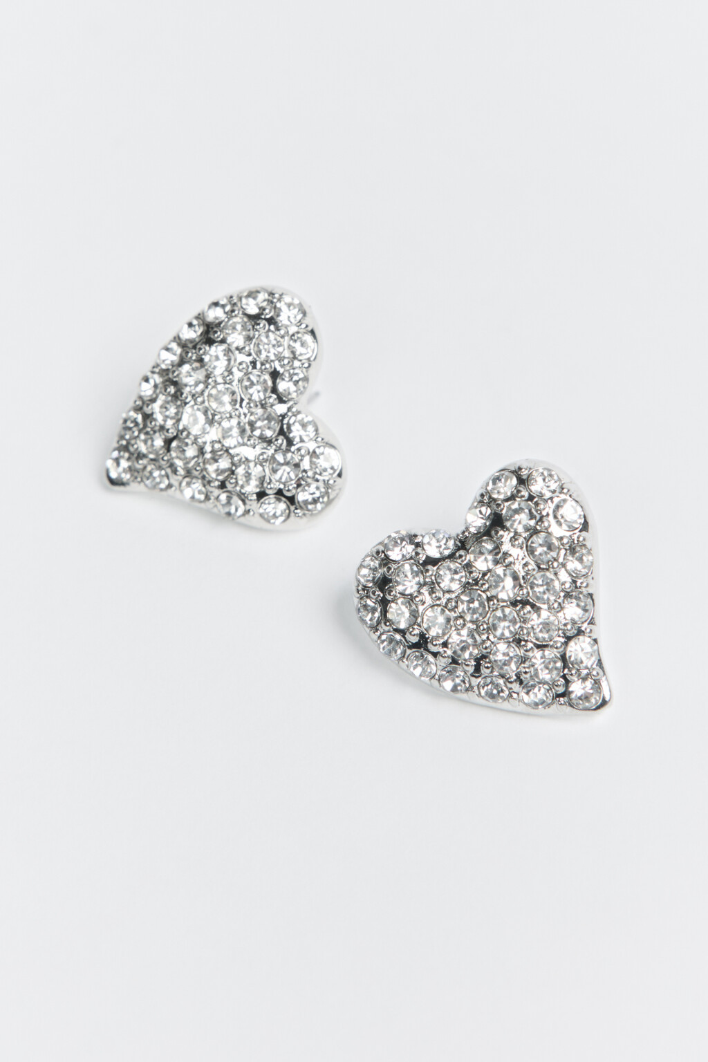 Серьги-гвоздики в виде сердца со стразами - цвет серый - 2
