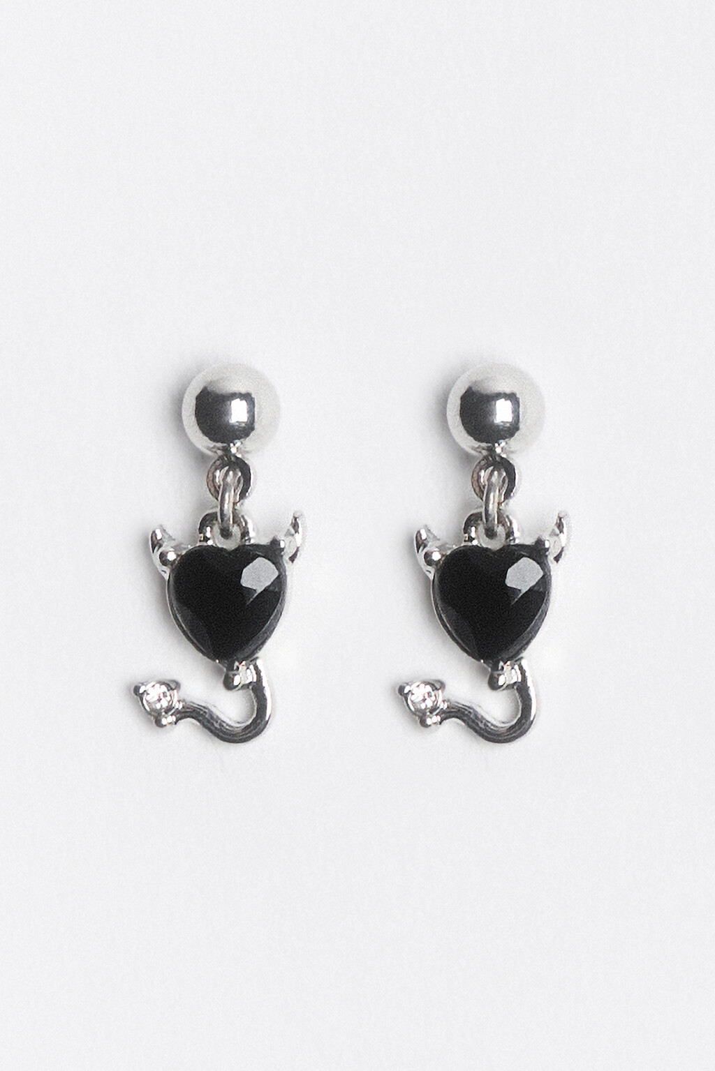 Серьги-гвоздики с дьявольским сердечком - цвет серый - 1