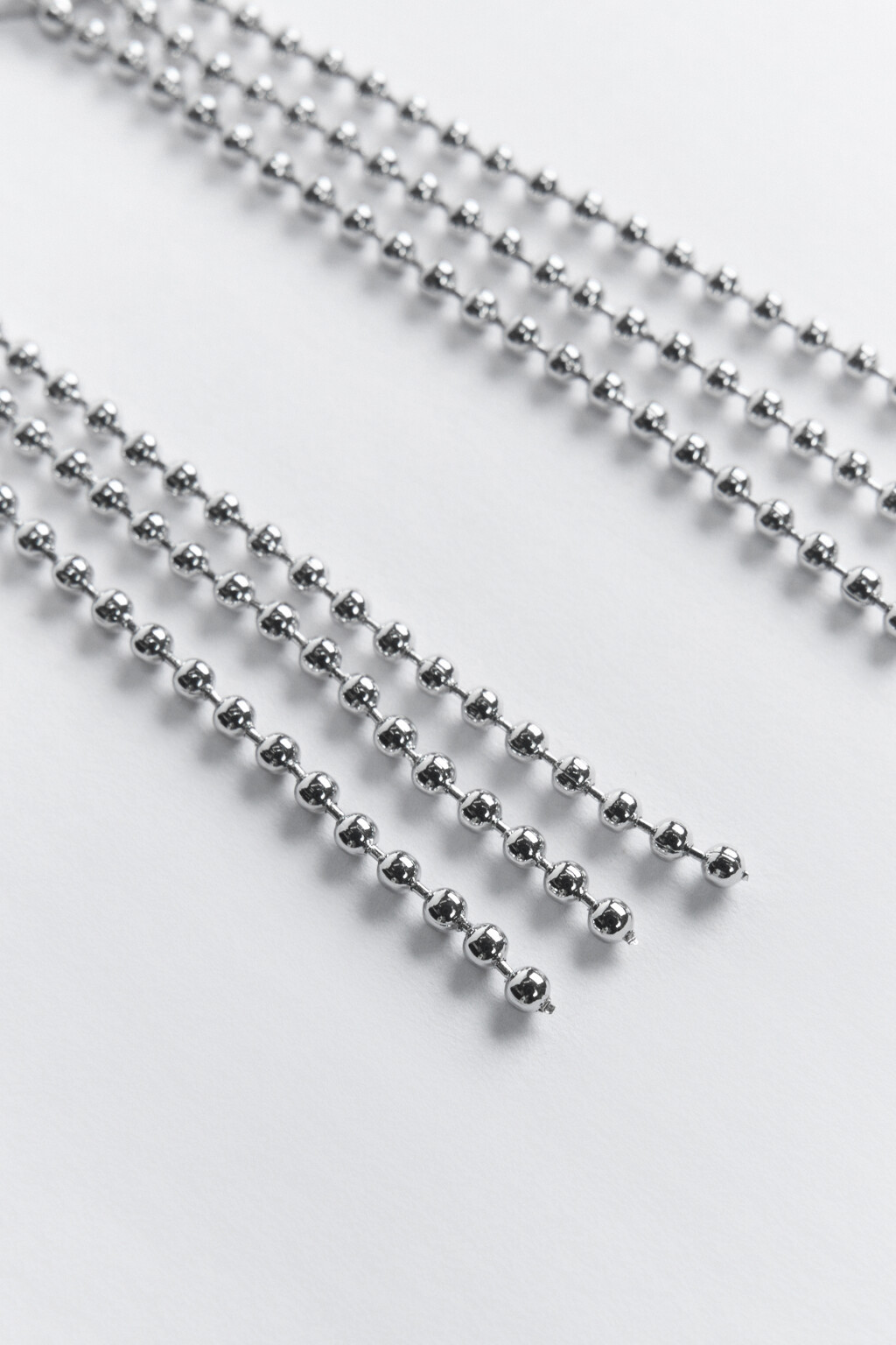 Серьги-сердечки серебристые с цепочками - цвет серый - 2