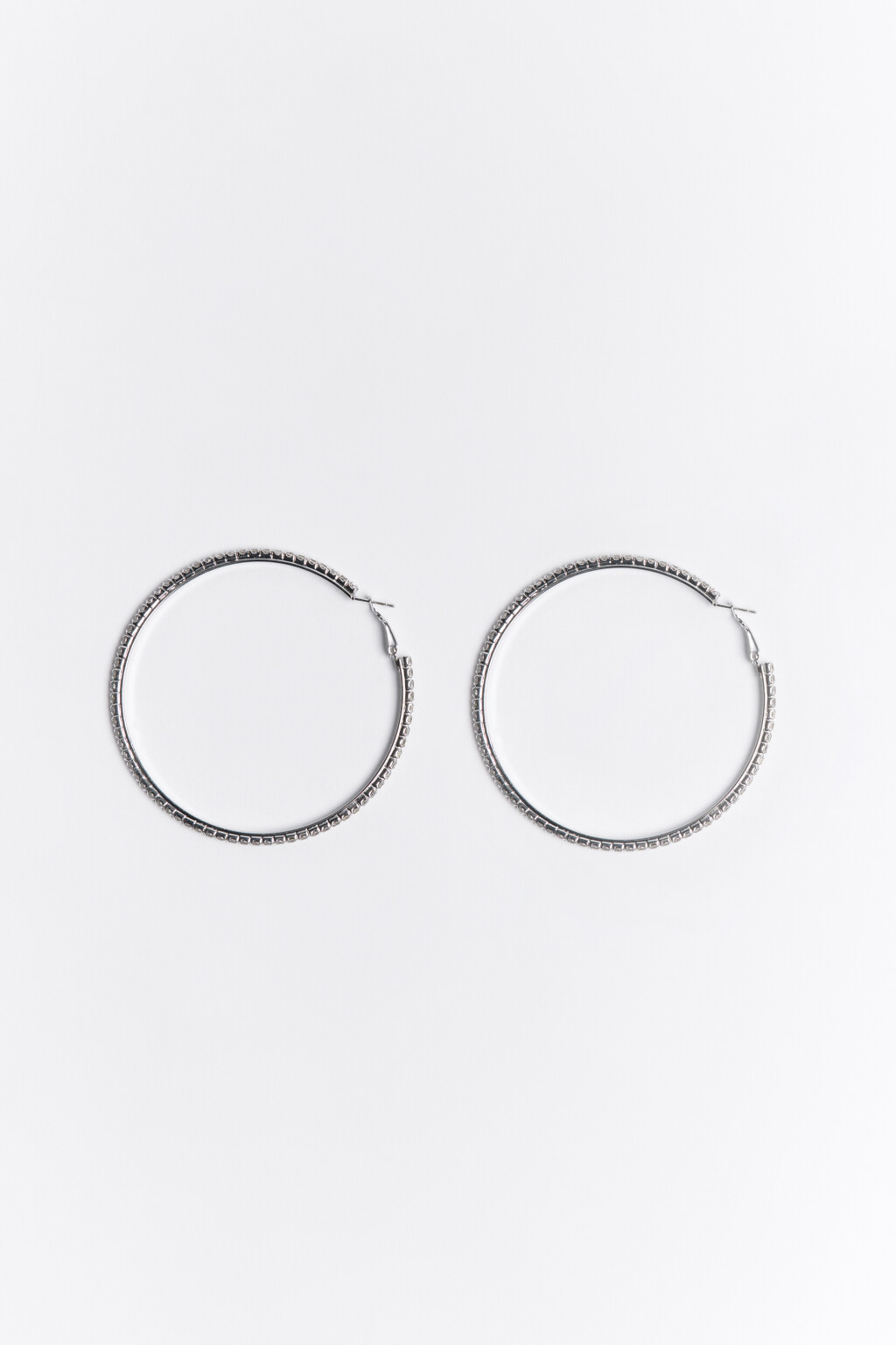 Серьги-кольца серебристые со стразами - цвет серый - 1