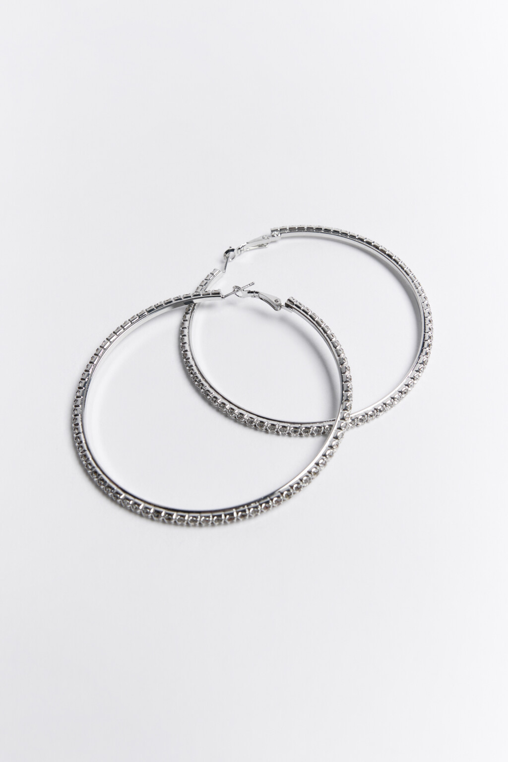 Серьги-кольца серебристые со стразами - цвет серый - 2