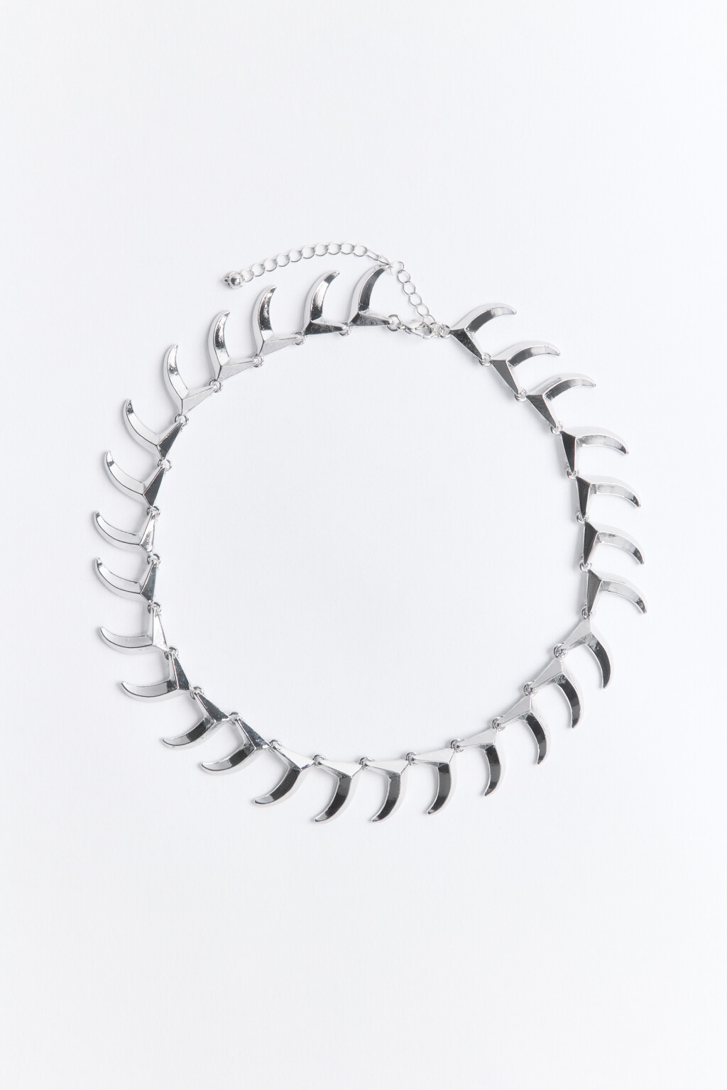 Колье-чокер серебристое с шипами - цвет серый - 1