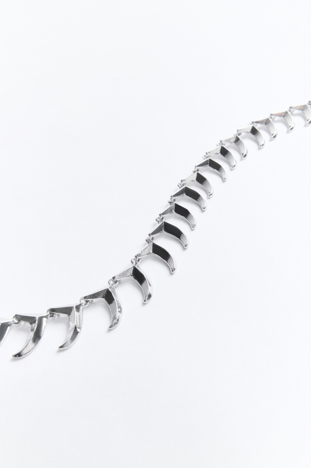 Колье-чокер серебристое с шипами - цвет серый - 2