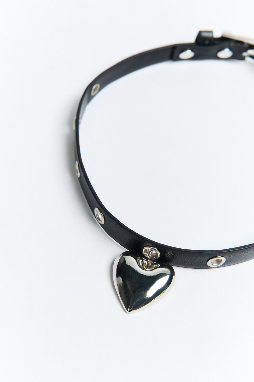 Колье-чокер с люверсами и подвеской-сердцем - цвет серый - 2