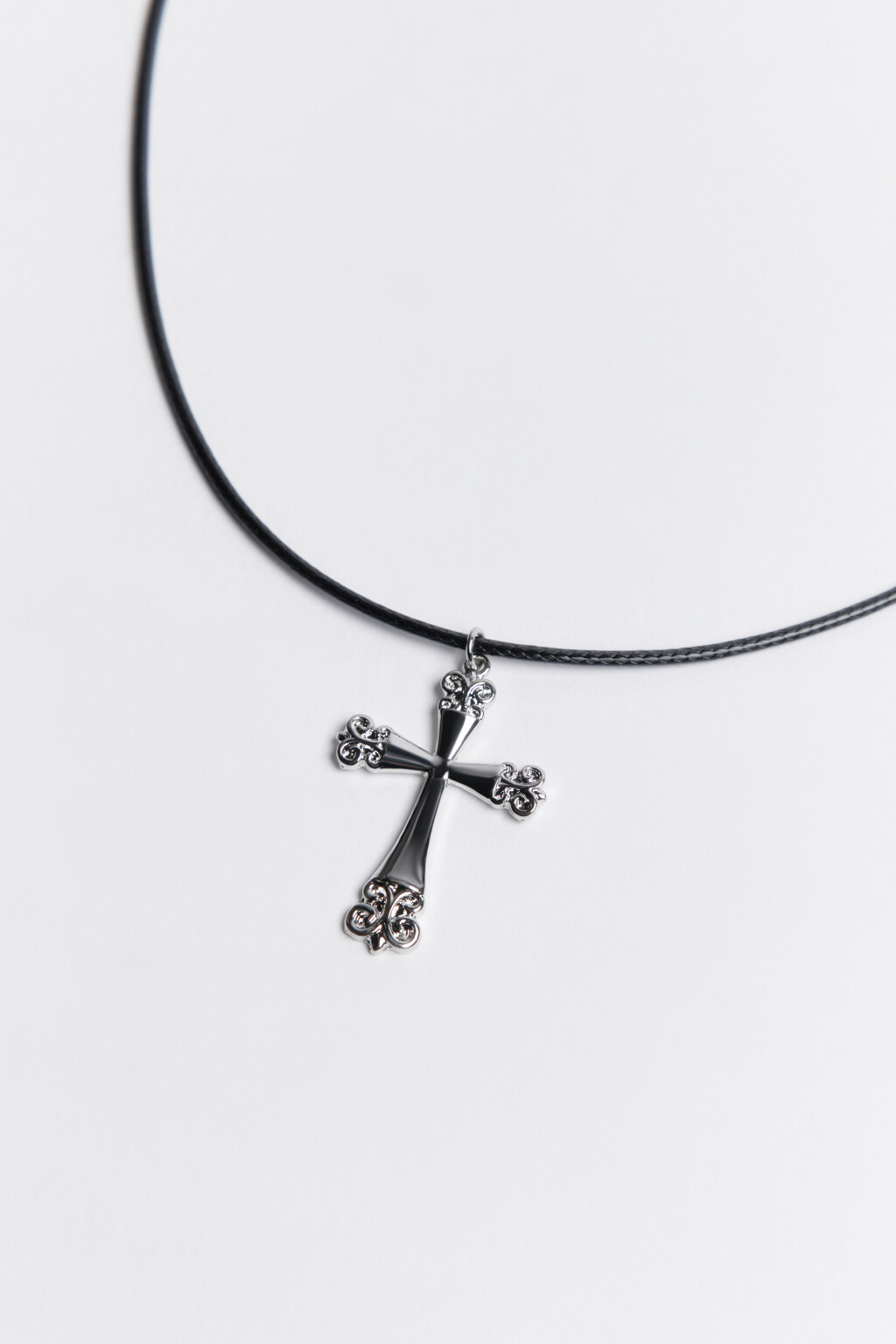 Колье-шнурок с подвеской в виде креста - цвет серый - 2