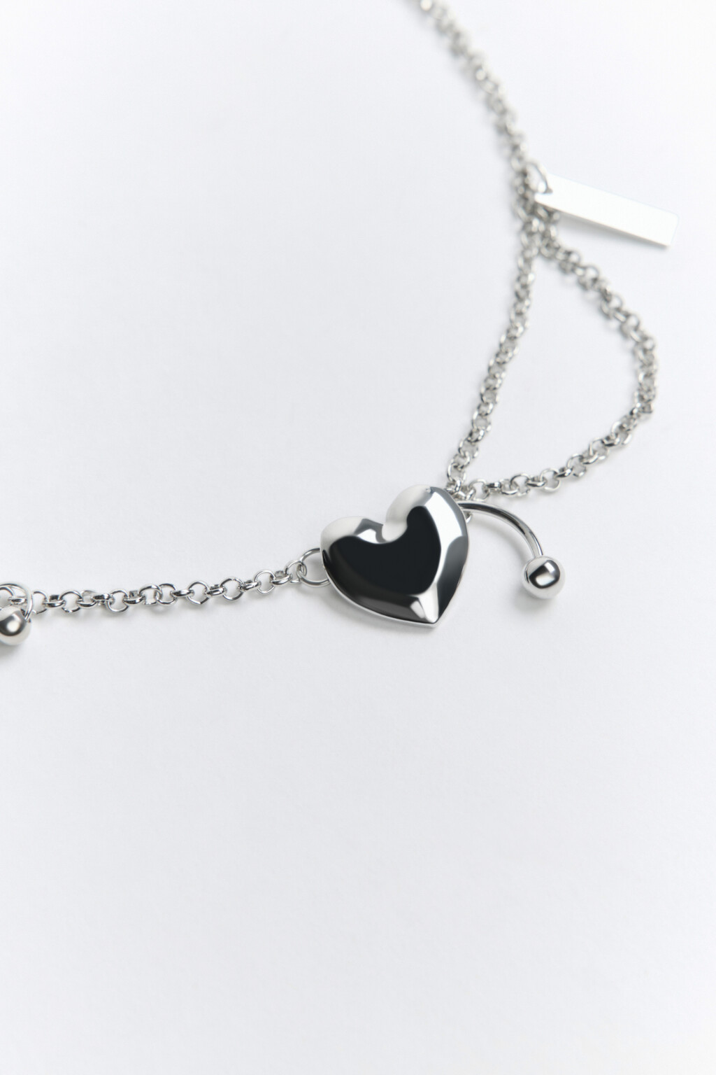 Цепочка серебристая с сердечком и пирсингом - цвет серый - 2