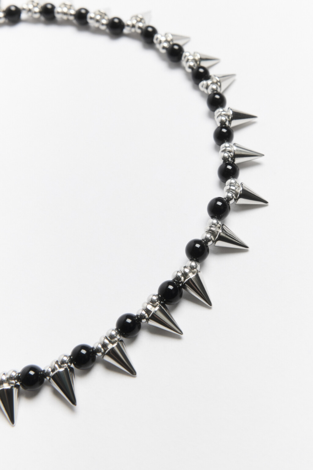 Цепочка на шею с бусинами и шипами - цвет серый - 2