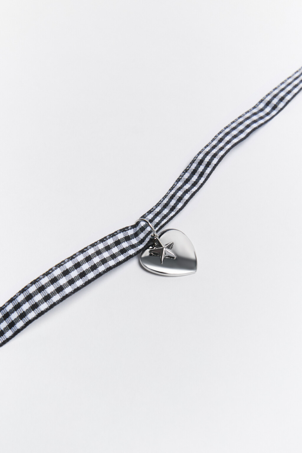 Колье-чокер текстильное с подвеской-сердцем - цвет серый - 2