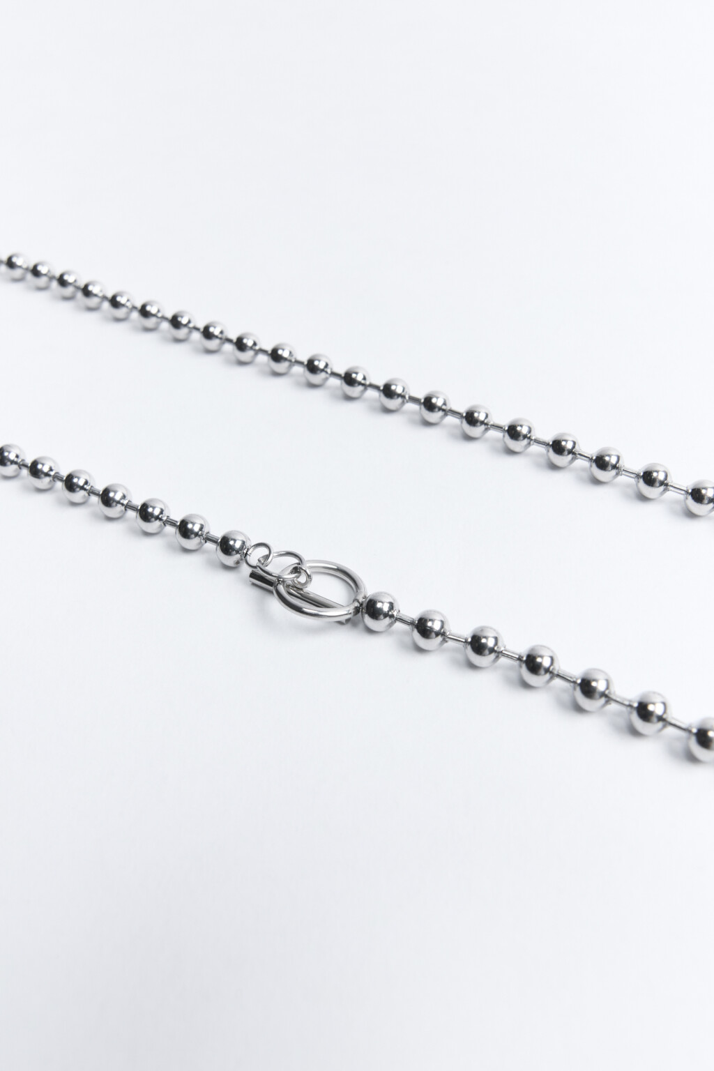 Цепочка на шею из серебристых бусин - цвет серый - 2