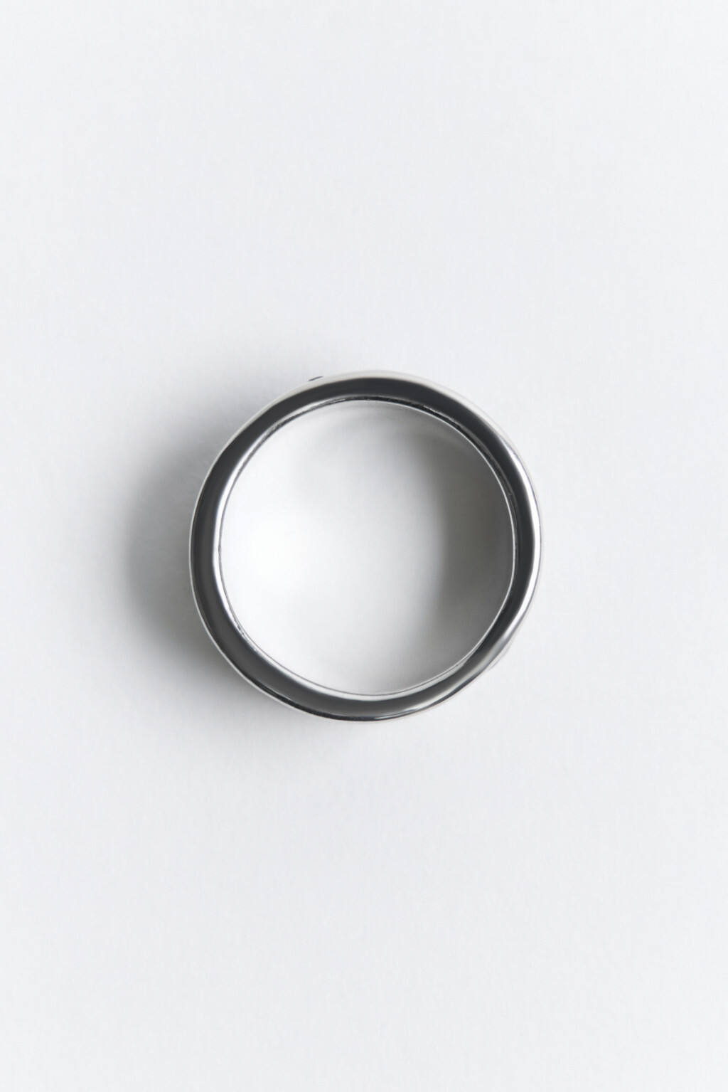 Кольцо серебристое с надписью - цвет серый - 3