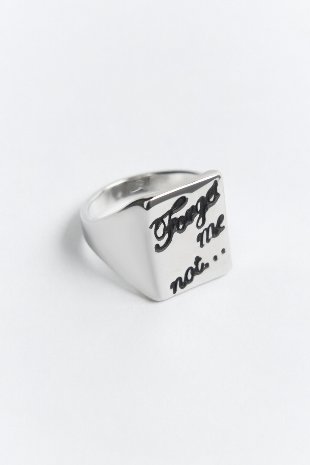 Кольцо-перстень серебристое с надписью - цвет серый - 1