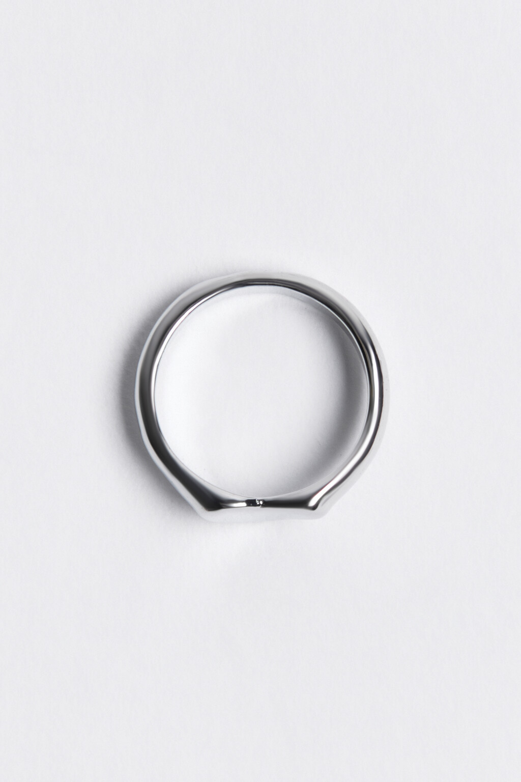 Кольцо гладкое серебристое с сердечком - цвет серый - 2