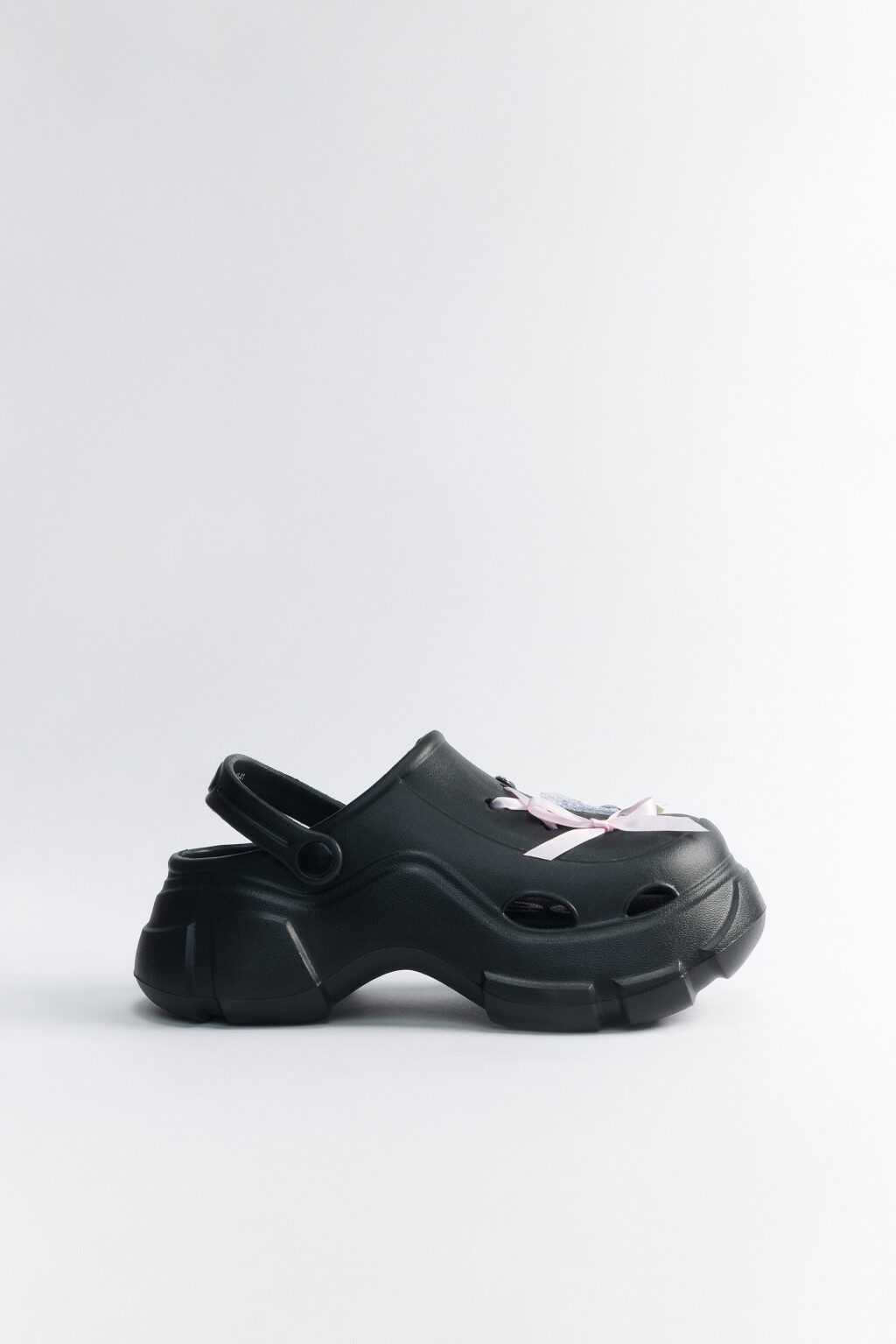 Сабо на платформе с ремешком и бантиками - цвет черный - 1