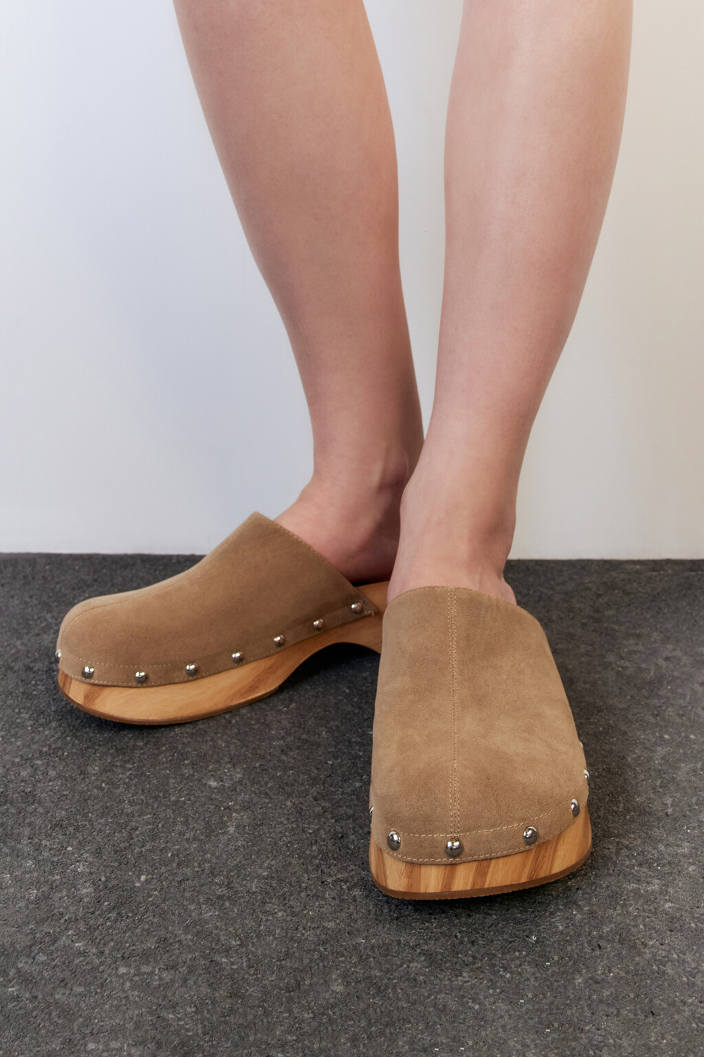 Сабо-клоги на платформе с заклепками - цвет бежевый - 2