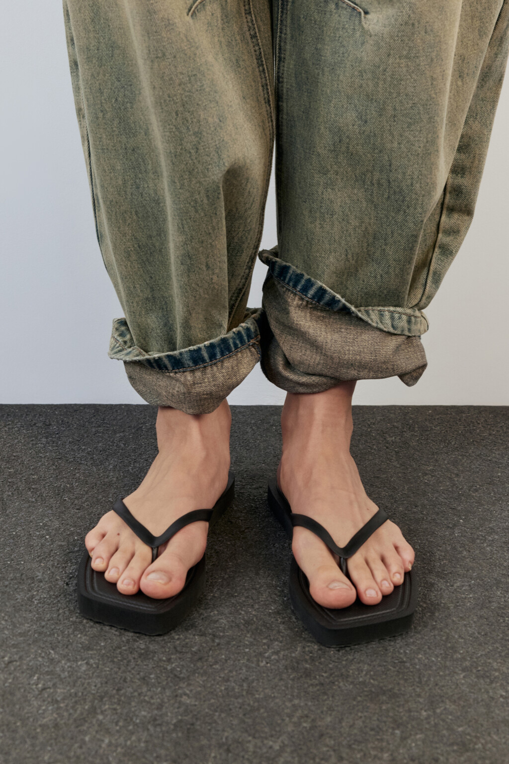 Сабо-вьетнамки на плоской подошве с перемычкой - цвет черный - 5