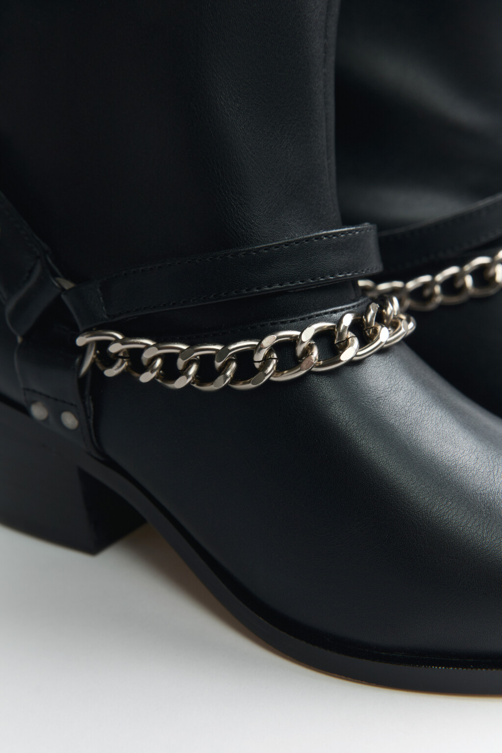 Ботинки-казаки с металлическим декором - цвет черный - 4