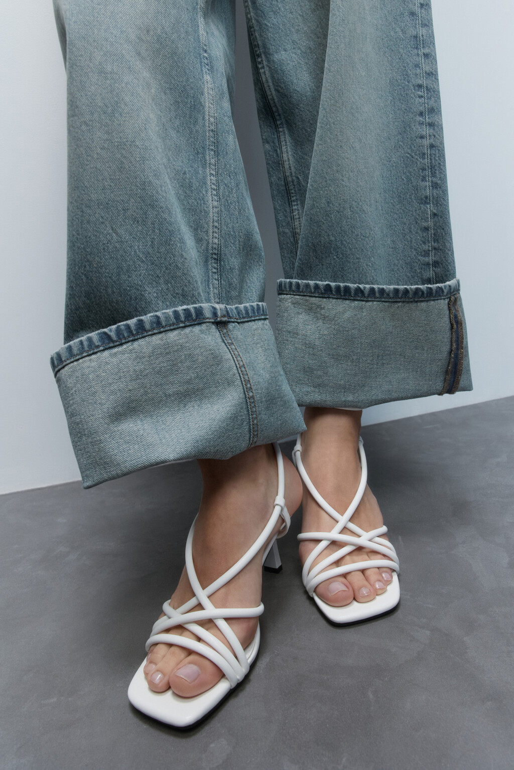 Босоножки с тонкими ремешками на щиколотке - цвет белый - 7