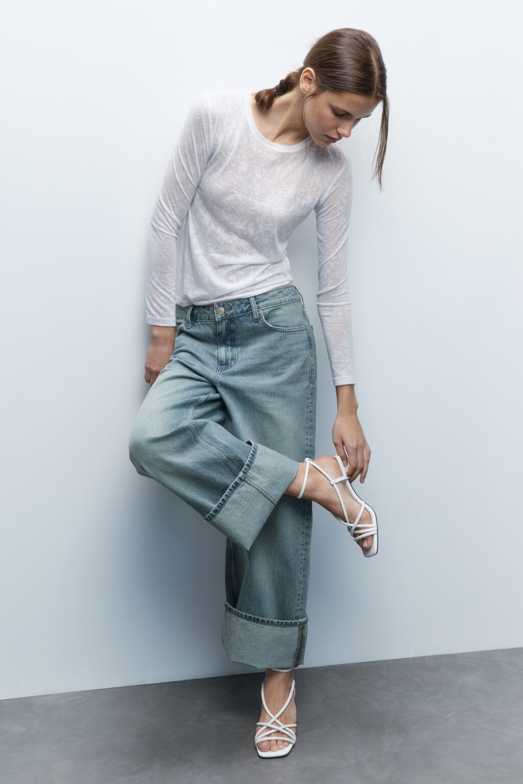 Босоножки с тонкими ремешками на щиколотке - цвет белый - 8