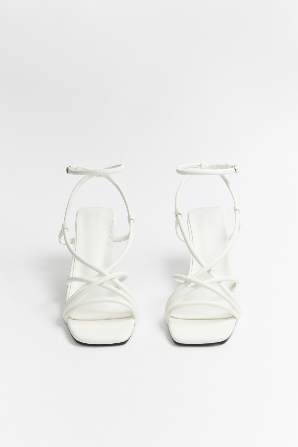 Босоножки с тонкими ремешками на щиколотке - цвет белый - 2