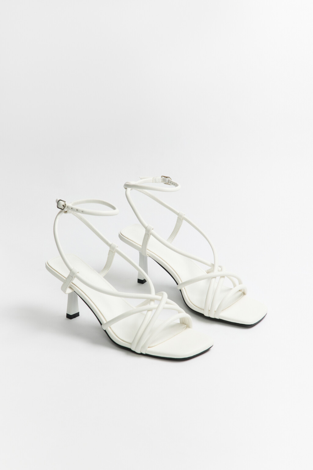 Босоножки с тонкими ремешками на щиколотке - цвет белый - 3