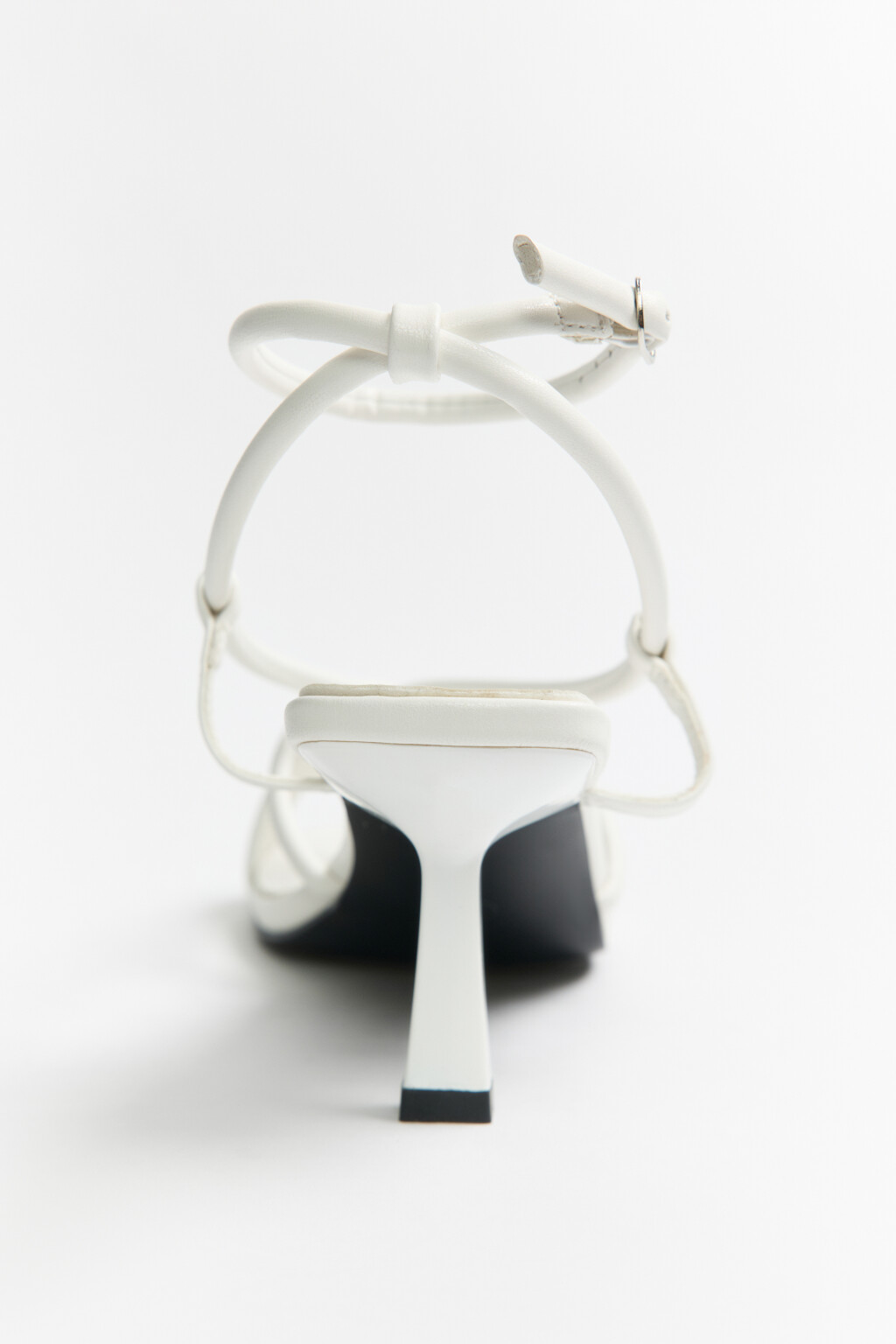 Босоножки с тонкими ремешками на щиколотке - цвет белый - 4