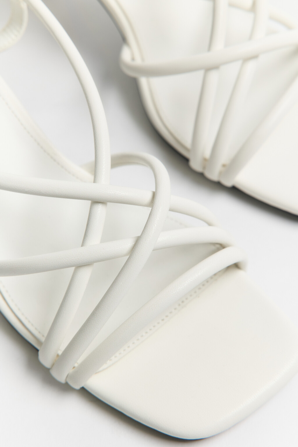 Босоножки с тонкими ремешками на щиколотке - цвет белый - 5