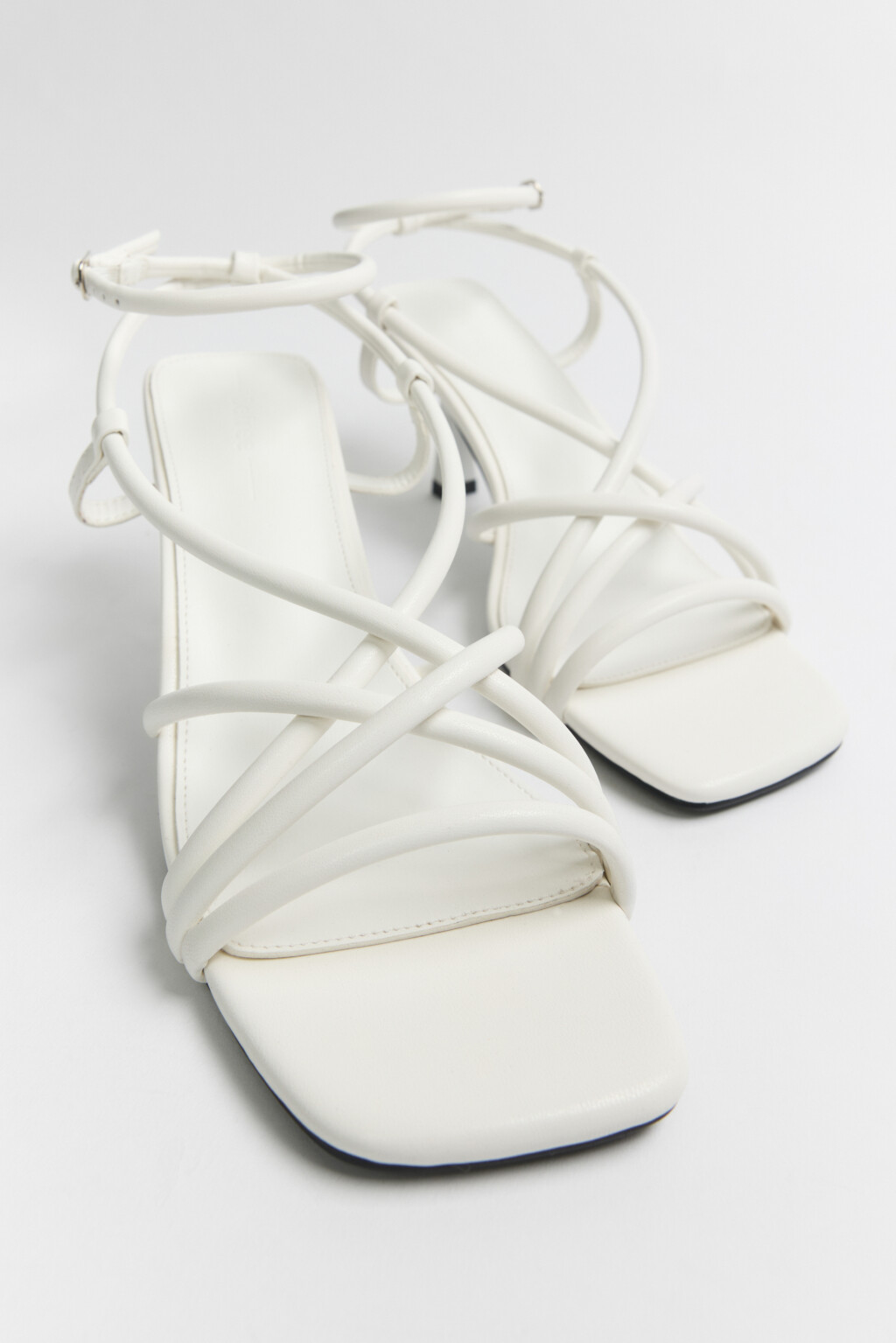 Босоножки с тонкими ремешками на щиколотке - цвет белый - 6