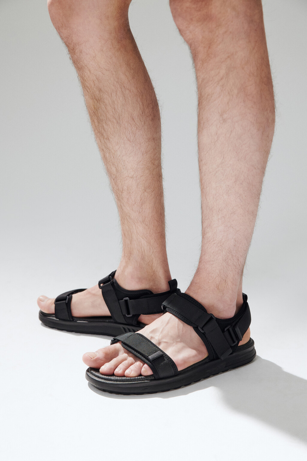 Сандалии текстильные с широкими ремешками - цвет черный - 2