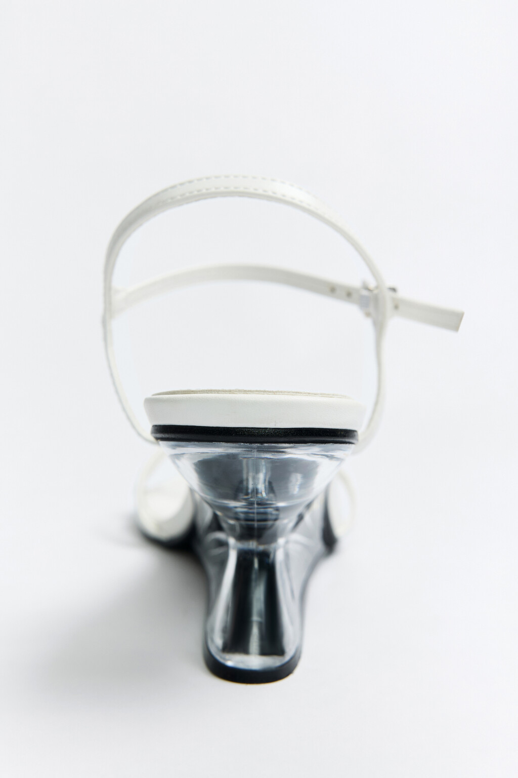 Босоножки на прозрачной танкетке - цвет белый - 4