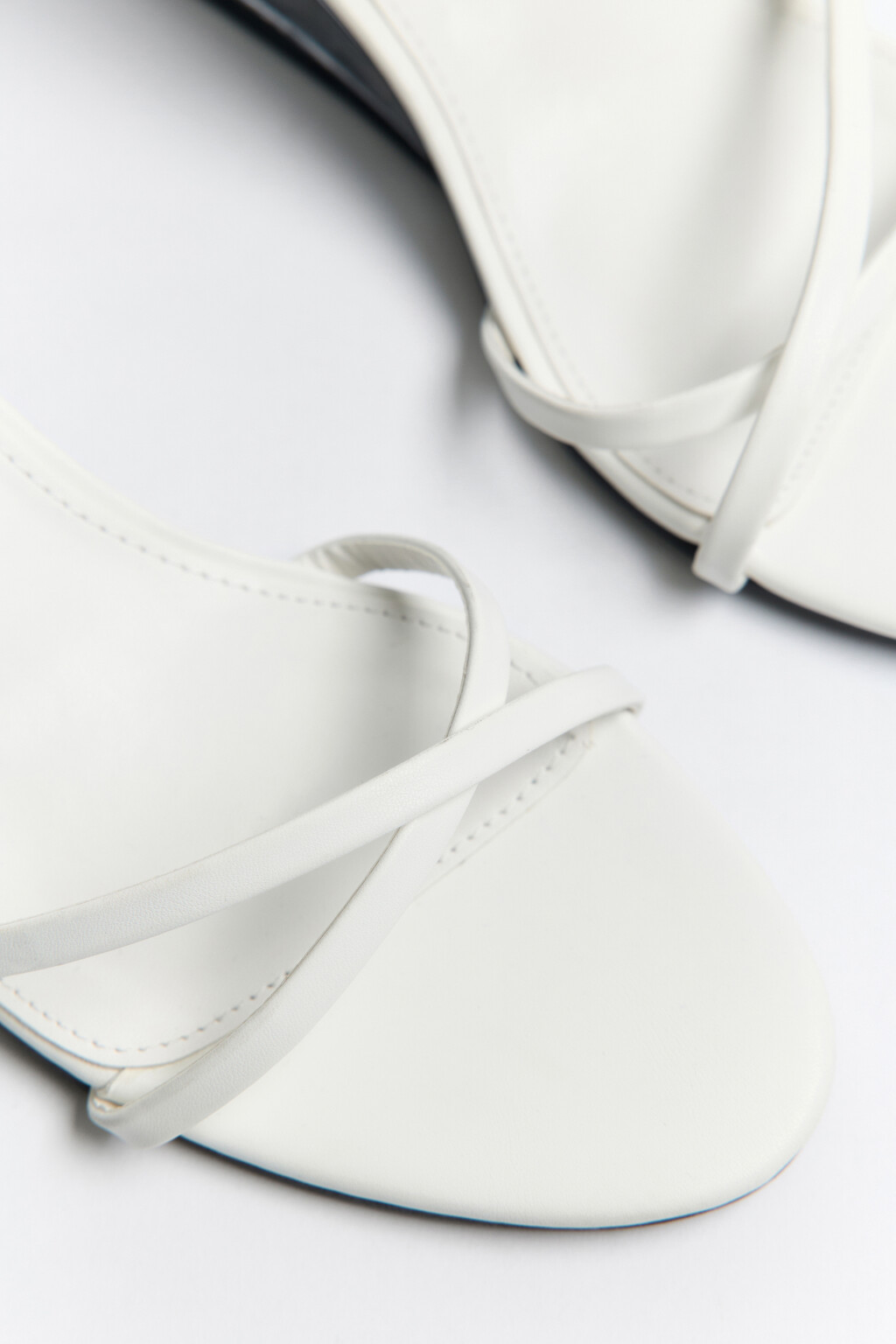 Босоножки на прозрачной танкетке - цвет белый - 6