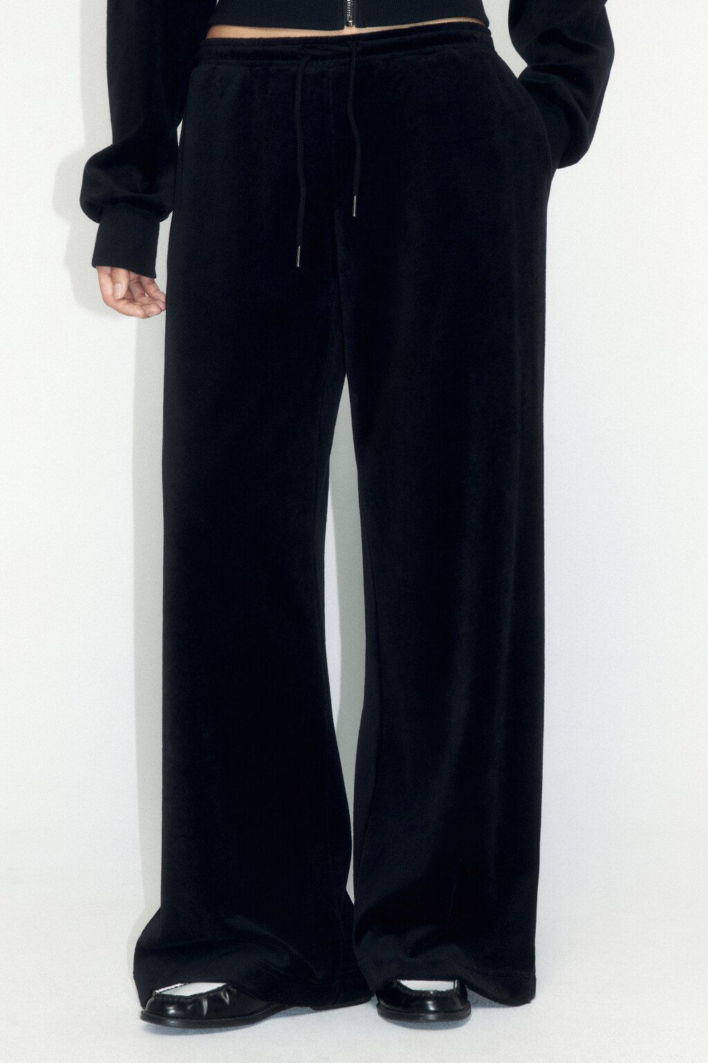 Брюки широкие с велюровой фактурой - цвет черный - 2