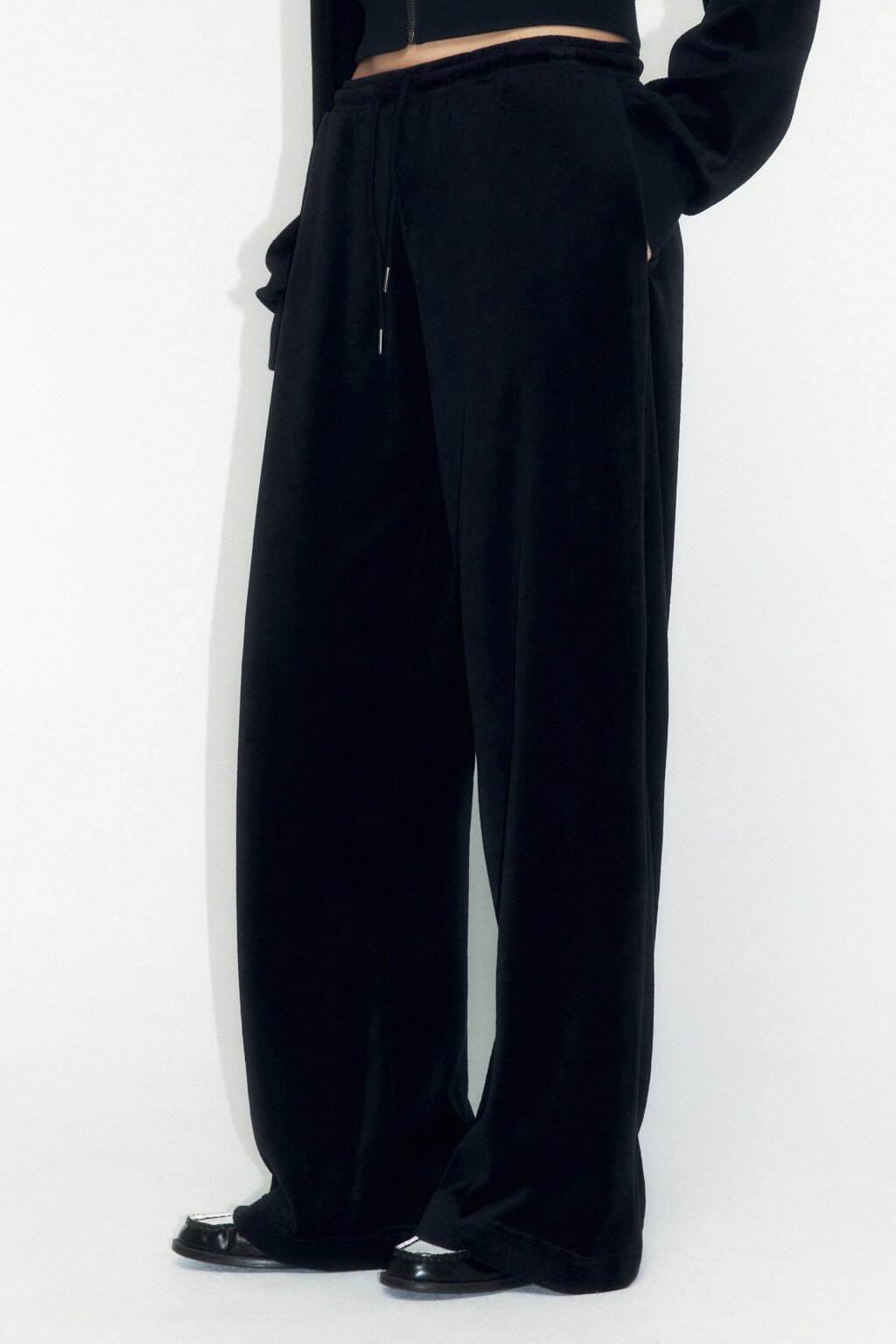 Брюки широкие с велюровой фактурой - цвет черный - 3