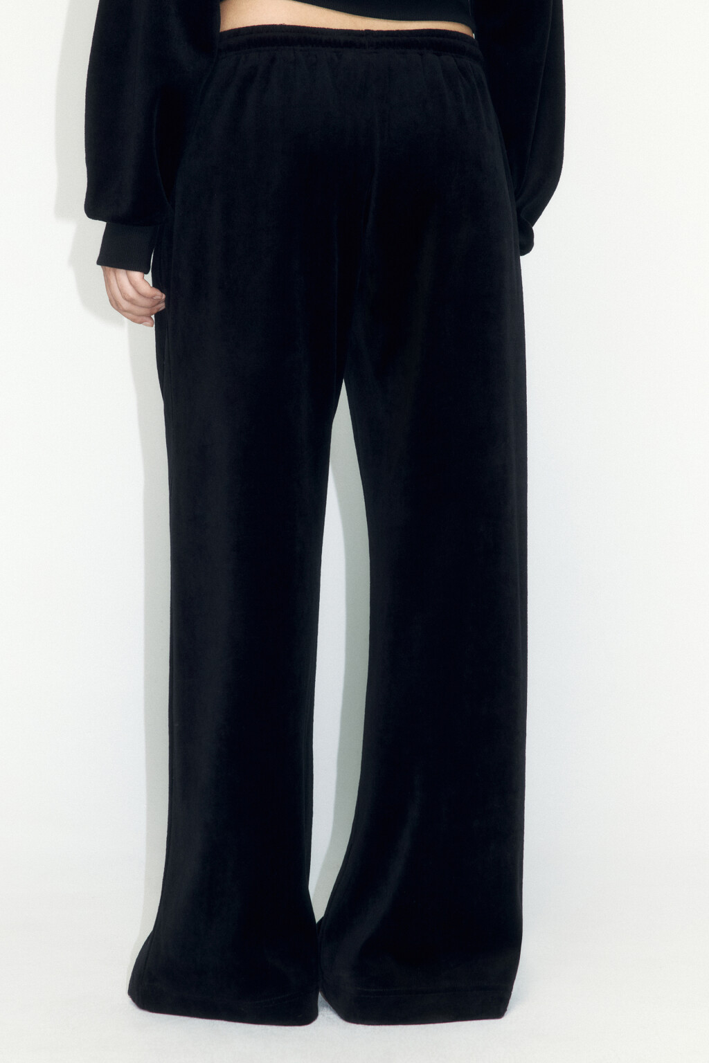 Брюки широкие с велюровой фактурой - цвет черный - 4