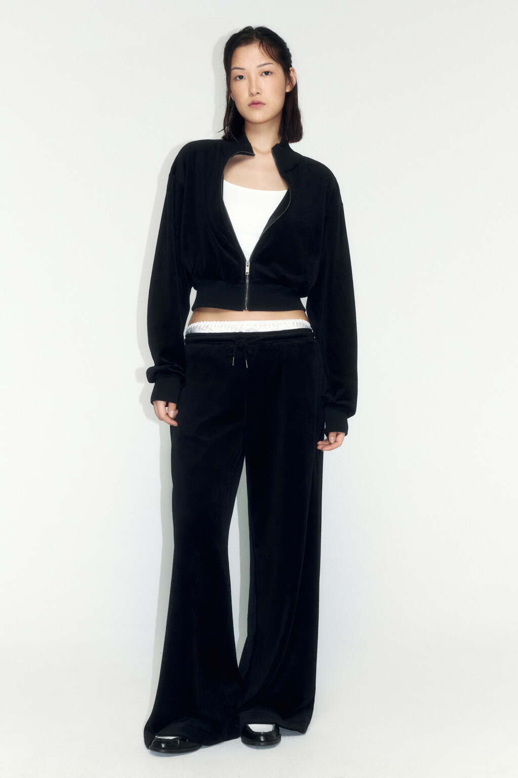 Брюки широкие с велюровой фактурой - цвет черный - 5